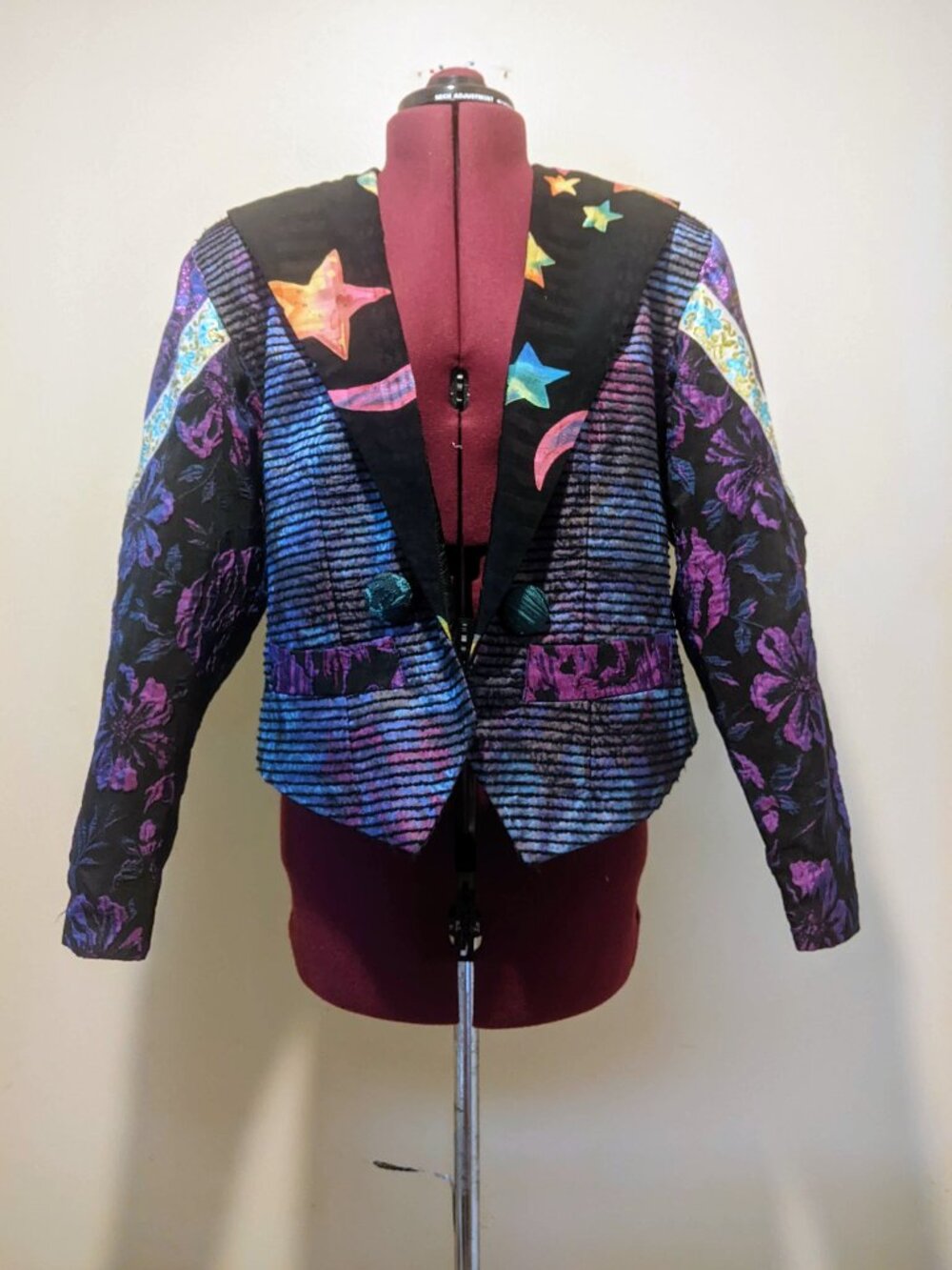VINTAGE DELAH MCKAY ART-TO-WEAR BLAZER 1980s–90s Patchwork Celestial & Floral M